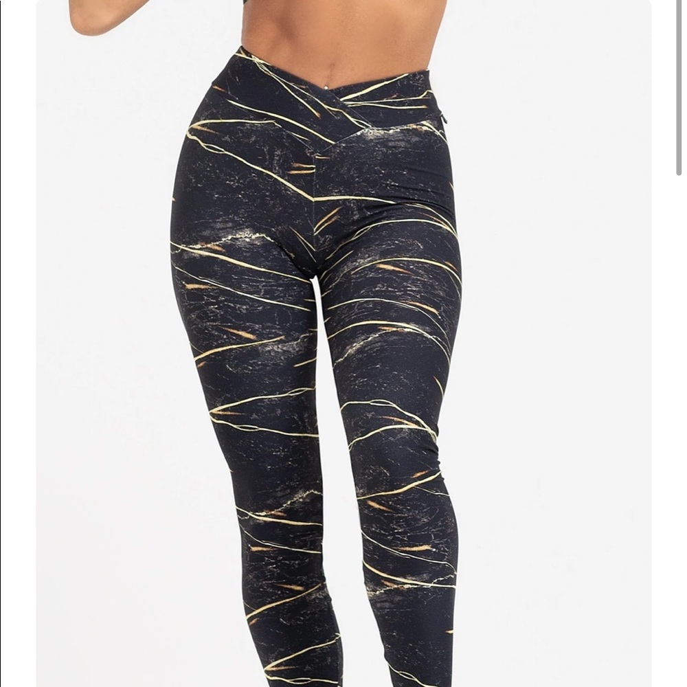 Lici Fit Tiger’s eye V-cut scrunch legging S